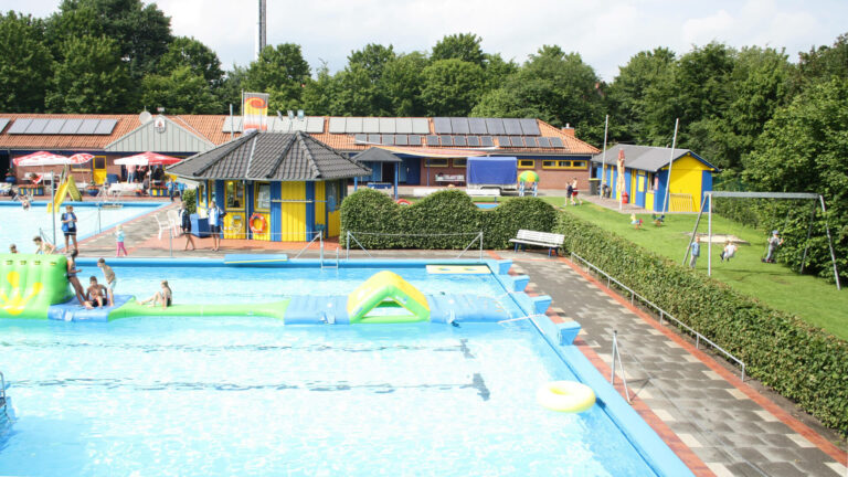 Freibad Alstätte mit Schwimmbecken, Wasserspielgeräten und mehreren Menschen
