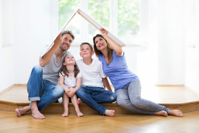 Familie die auf einem Boden sitzt