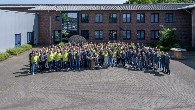 Lokalwerke Team vor dem Hauptgebäude