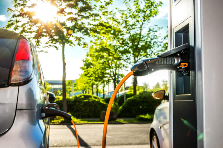 E-Auto an einer Ladesäule