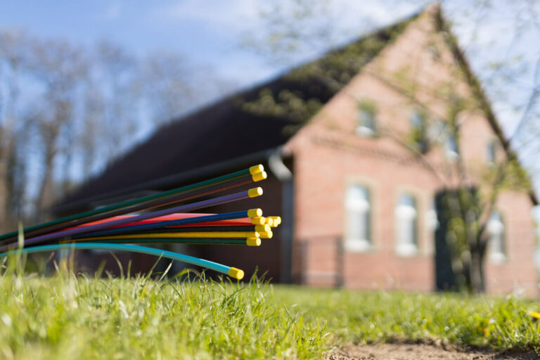 Glasfaser Kabel vor einem Einfamilienhaus