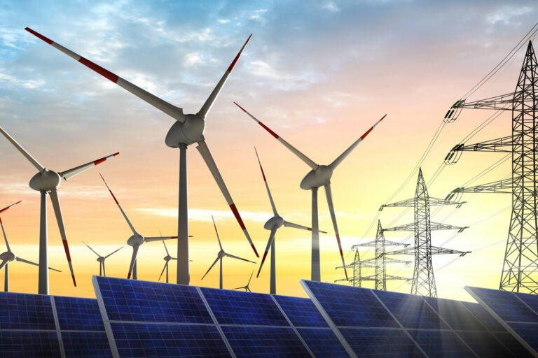 Erneuerbare Energie mit Wind und Solaranlagen