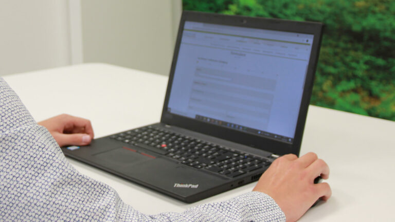 Notebook vor dem eine Person sitzt