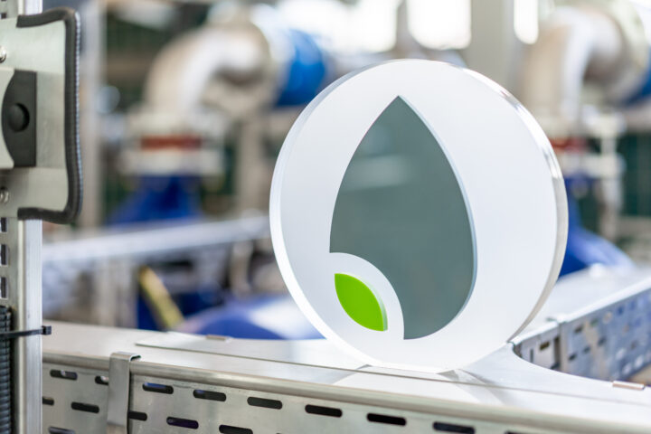 Dekoelement mit Wassersymbolik in den Farben der Lokalwerke