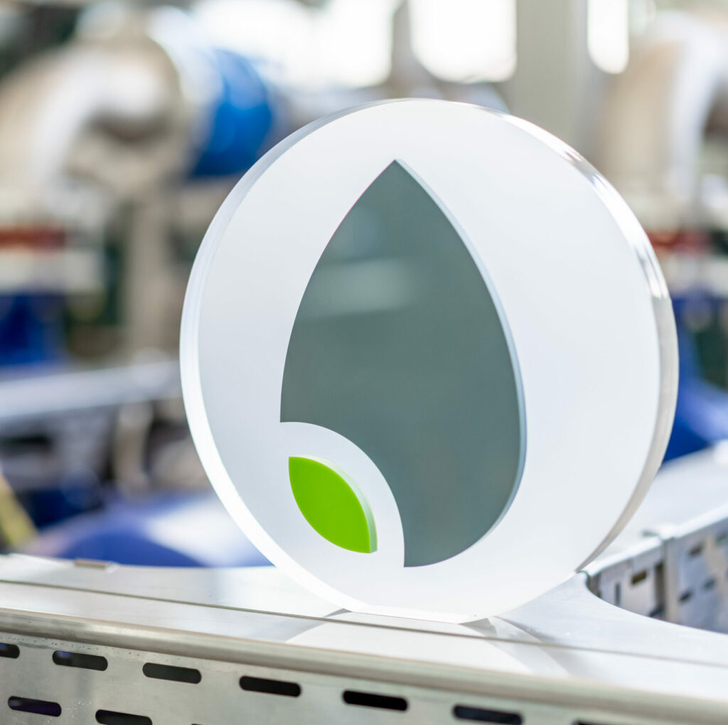 Dekoelement mit Wassersymbolik in den Farben der Lokalwerke