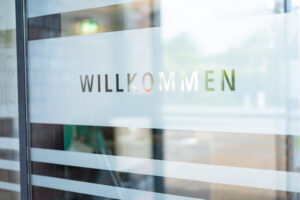 "Willkommen" an der durchsichtigen Eingangstür in Ahaus