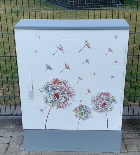 ein Stromkasten, der mit Pusteblumen bemalt wurde